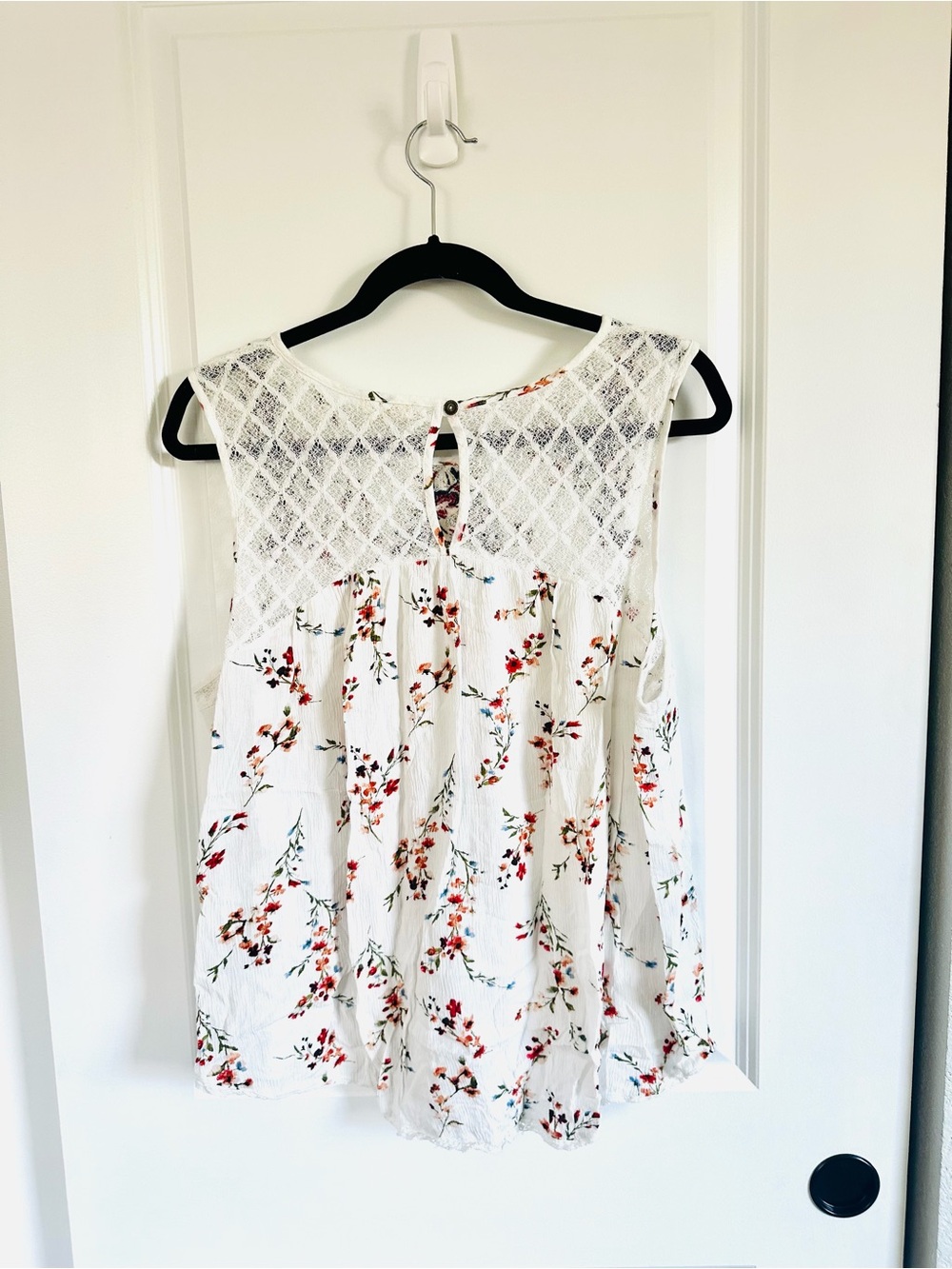 Embroidered Floral Tank Top - White - Picture 3 of 8